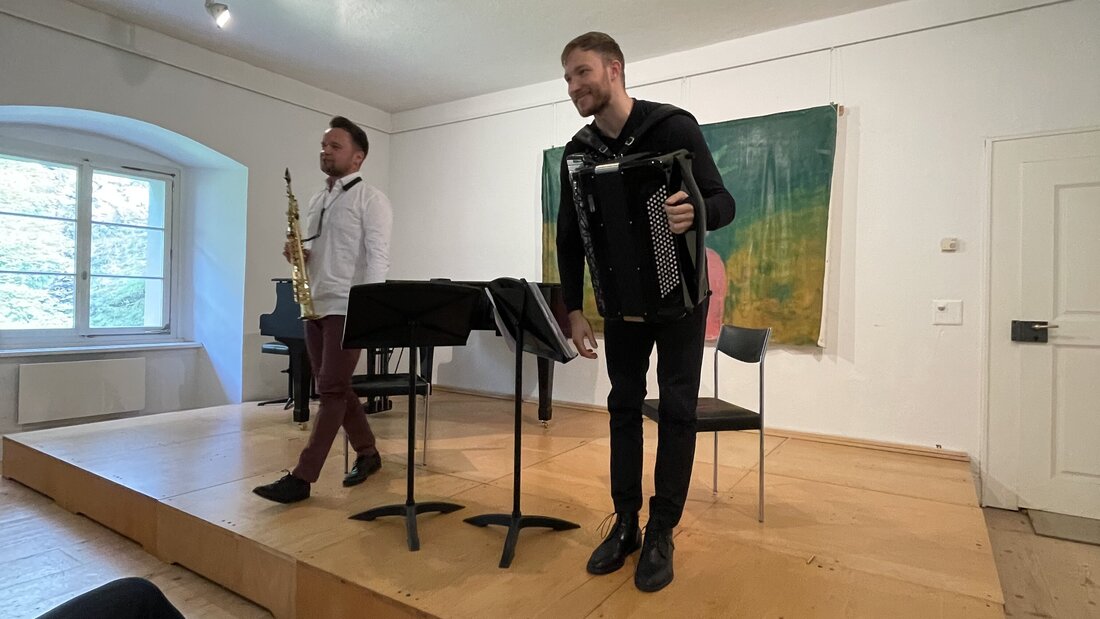 Entzücken ihr Publikum im Alten Bad Pfäfers: Bogdan Laketic am Akkordeon und Michal Knot am Sopran-Saxophon. (Bild Jürg Kesselring)