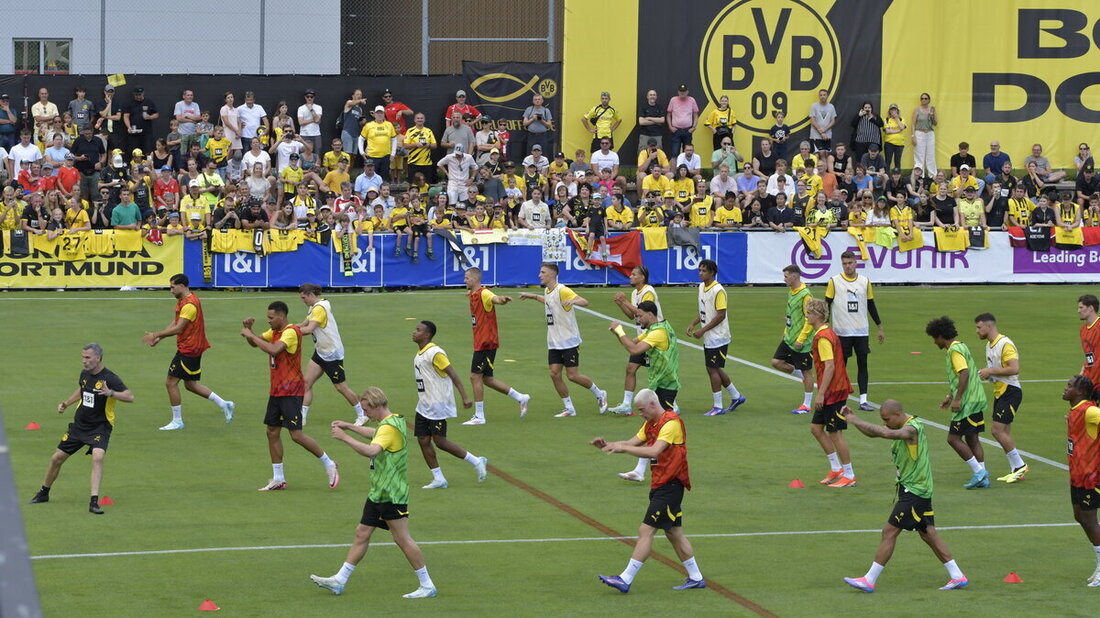 Im Gleichschritt: Die BVB-Profis wärmen sich vor der Fankkurve auf. (Bild Reto Voneschen)