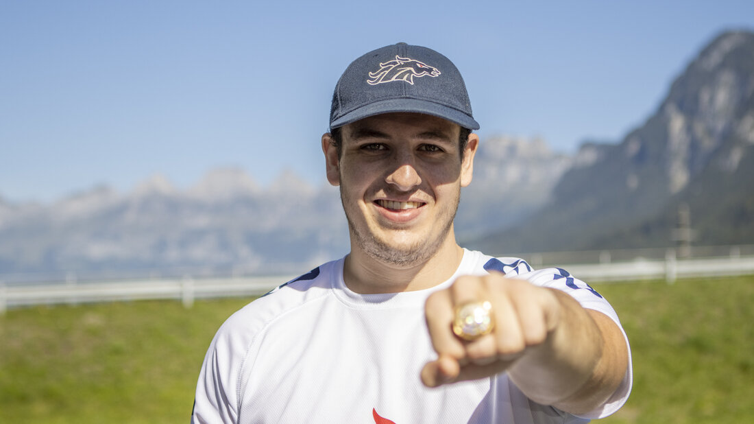 Der Stolz des Footballers: Joel Meli mit dem Meisterring. (Bild Gianluca Volpe)