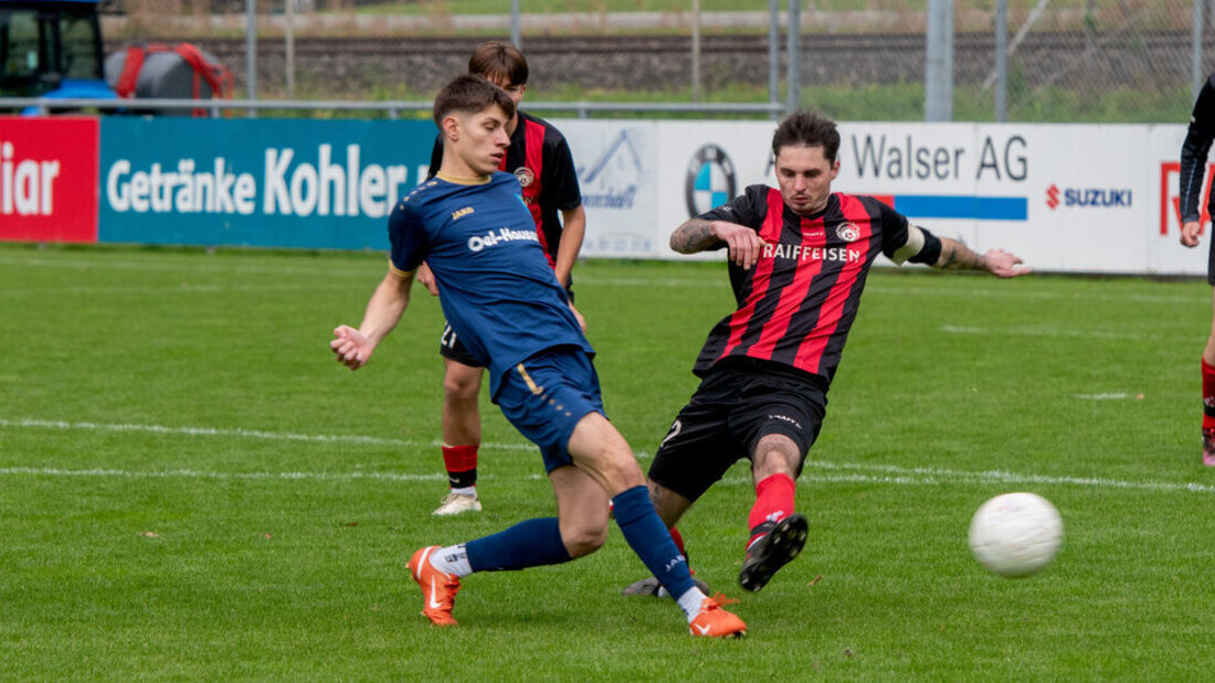 Unterschiedliche Ziele: Der FC Sargans, hier mit Sven Mathis (rechts), könnte auf Rang 1 überwintern, Mels (auf dem Bild mit Aid Suljejmani) strebt den 3. Platz an. (Bild: Severin Meli)