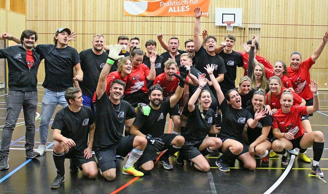 Gute Stimmung: Ein bunt gemischtes Fussballvolk trifft sich am Hallengrümpi. Pressebild  168114_168119.jpg