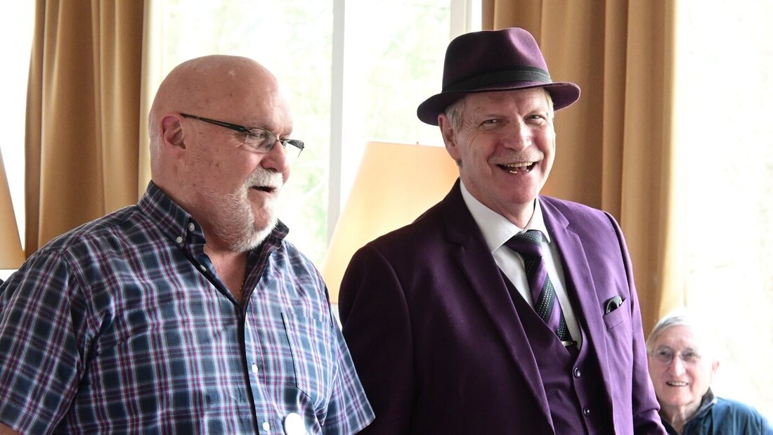 Emotionale Momente: SVS-Präsident Hans Rickenbacher (links, grosses Bild) und das neue Ehrenmitglied Toni Schlege. (Bild: Emil Aggeler) 190158_190278.jpg
