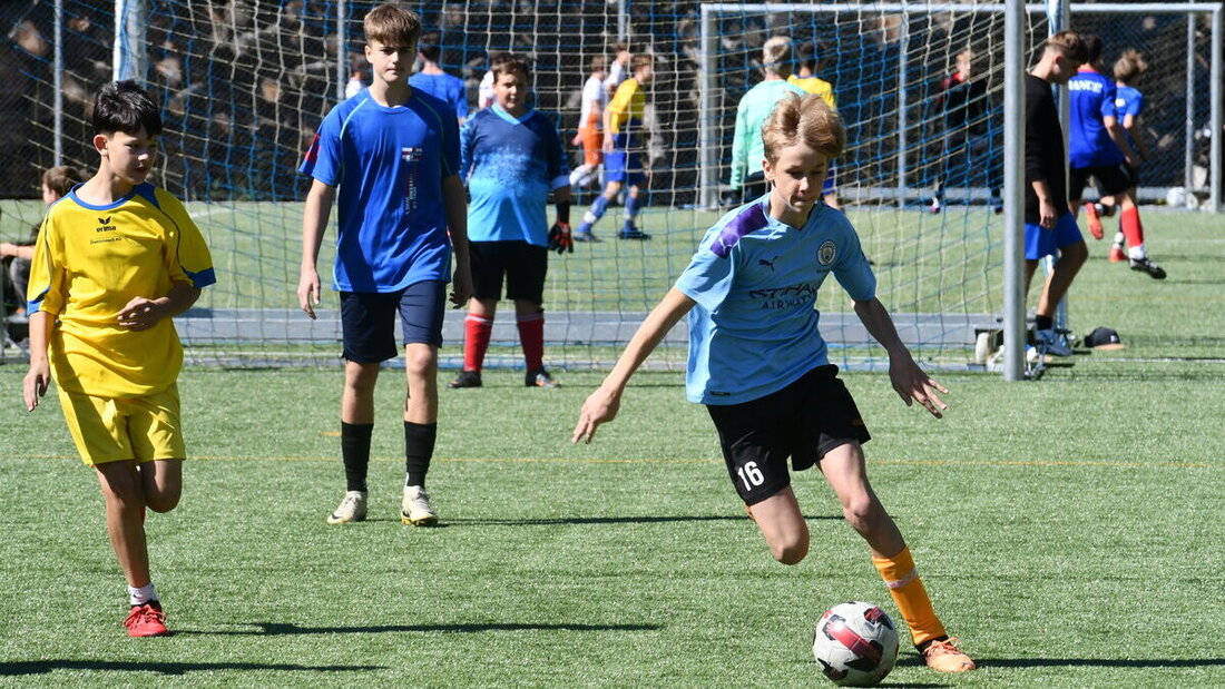 Fussball total auf dem Melser Tiergarten: Nebst intensiv geführten Zweikämpfen kommt auch das Fairplay nicht zu kurz. (Bild Severin Meli)