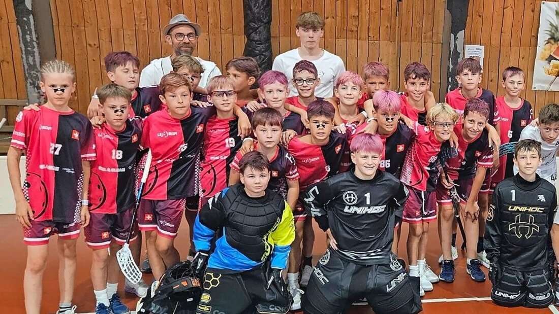 Verschworene Einheit: Das B12-Team des UVSGA mit Fabian Walther (hinten, Mitte). (Pressebild) 207376_207378.jpg