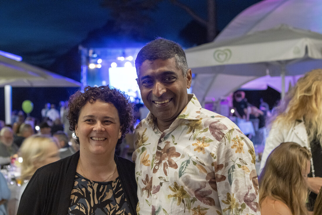 «Another Day in Paradise»: Die Gastgeber Judith und Matthew Zacharias bekommen vom ehemaligen Gemeindepräsidenten Guido Germann als Abschiedsgeschenk ein «Giessenpark GmbH – Gemeinschaft mit besonderer Hingabe»-Shirt, die Gäste feiern sie mit Luftballons und viel Applaus; Phil-Collins-Klassiker begeistern später am Abend. (Bilder Gianluca Volpe)