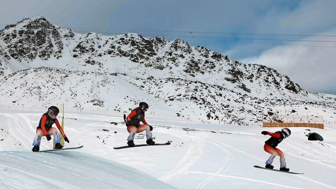 Auftakt in einen anspruchsvollen Winter: Luana Bianchi (links) jagt die Sarganserländerinnen Anouk Dörig (Mitte) und Aline Albrecht im Training vor dem Snowboardcross-Weltcupstart am Wochenende. Bild: Erik Nirkko 174071_174061.jpg