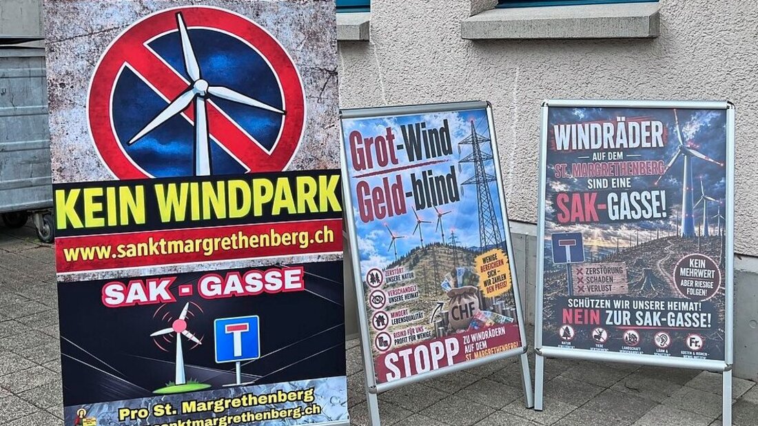 Plakate der Windpark-Gegner: So wurden die Besucherinnen und Besucher des Infoanlasses in Pfäfers empfangen. Bild: Hans Bärtsch 201426_201506.jpg