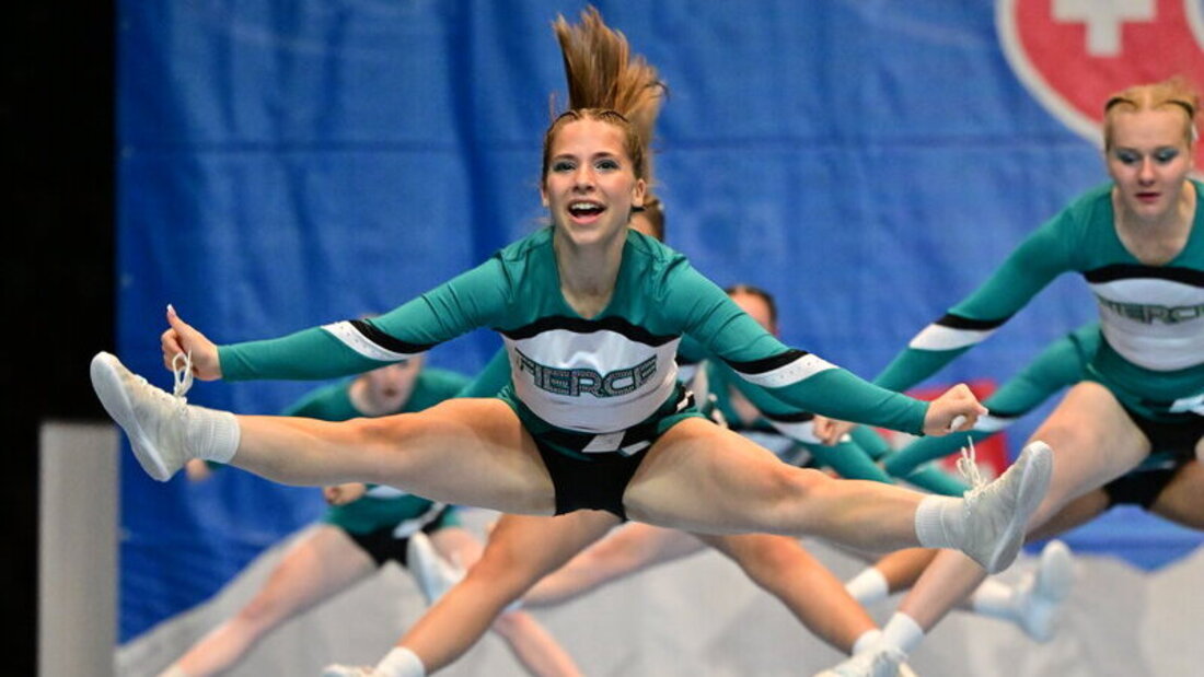 Höhenflug an der Schweizer Meisterschaft: Die Sarganser Hummingbird Cheerleader räumen in zehn Kategorien ab. (Bild Severin Walpen)