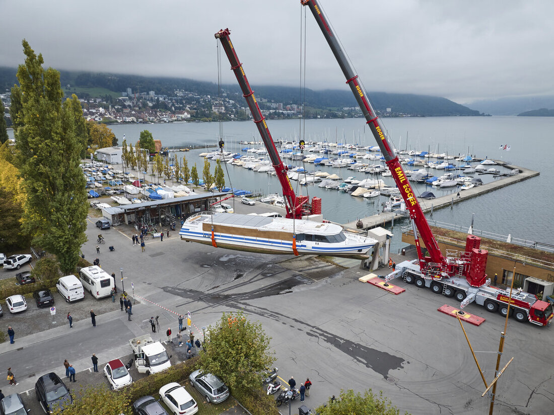 Schwerstarbeit: Mit zwei Kränen wird das «MS Schwyz» aus dem Zugersee gehoben. (Bilder Mathias Blattmann, Guido Städler, Keystone)