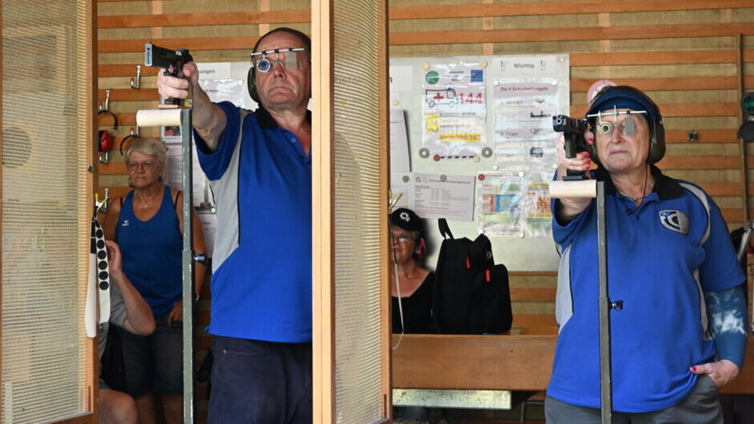 Im Pistolenstand: Höchste Konzentration beim Wettkampf. (Bilder: Emil Aggeler)