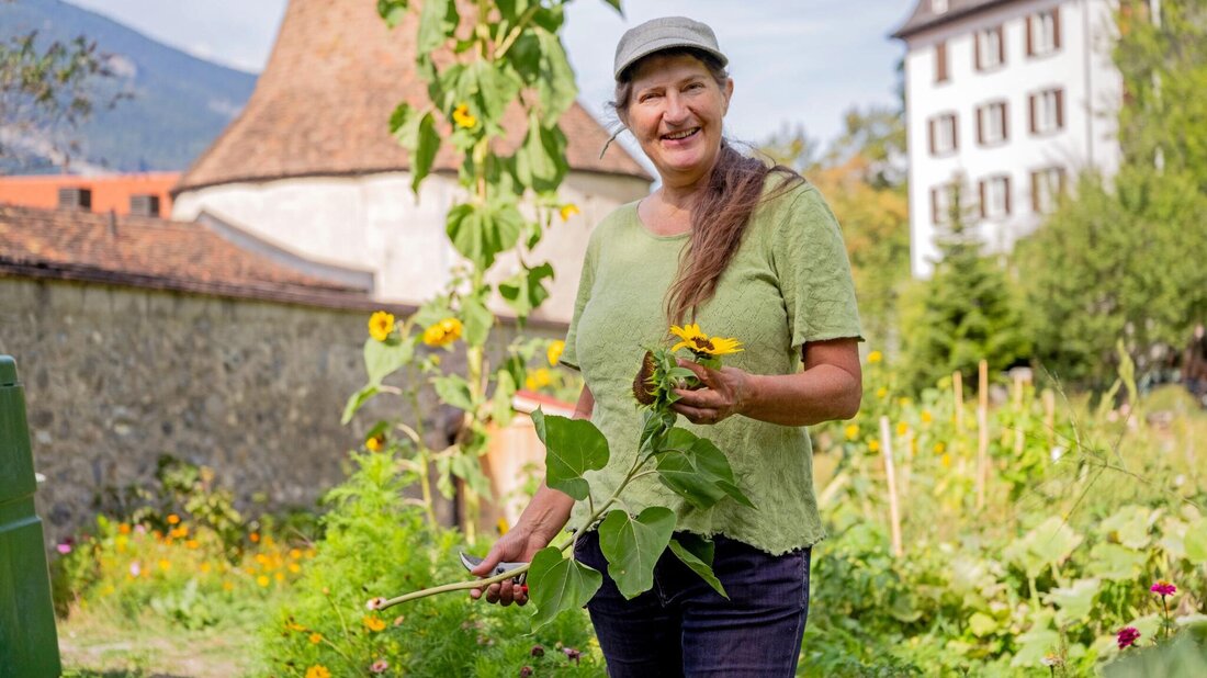 Herbstarbeit im Garten: Gärtnerin Karin Roth erklärt, was im Garten noch zu tun ist. (Bild: Corinne Thöni)