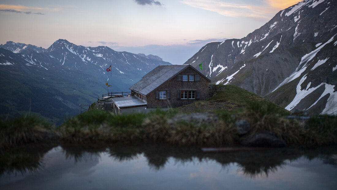 Die SAC-Hütten der Region (im Bild die Sardonahütte) hatten 2024 mit schwierigen Wetterverhältnissen zu kämpfen. Dies wiederspeigelt sich auch in den Übernachtungszahlen. (Bild Gian Ehrenzeller/Keystone)