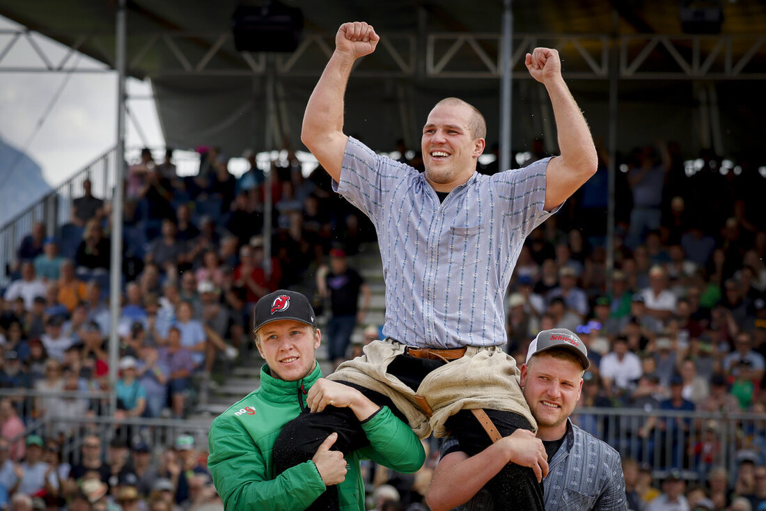 Was für ein Moment: Auf den Schultern von Simon Walser (links) und Edi Bernold lässt sich Marco Good in Grabs feiern. (Bild Keystone)