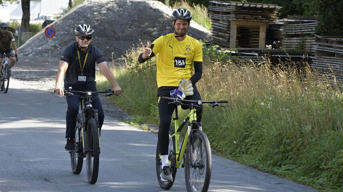 Entspannt: Natigoalie Gregor Kobel begrüsst die Schweizer Fans. (Bild Reto Voneschen)