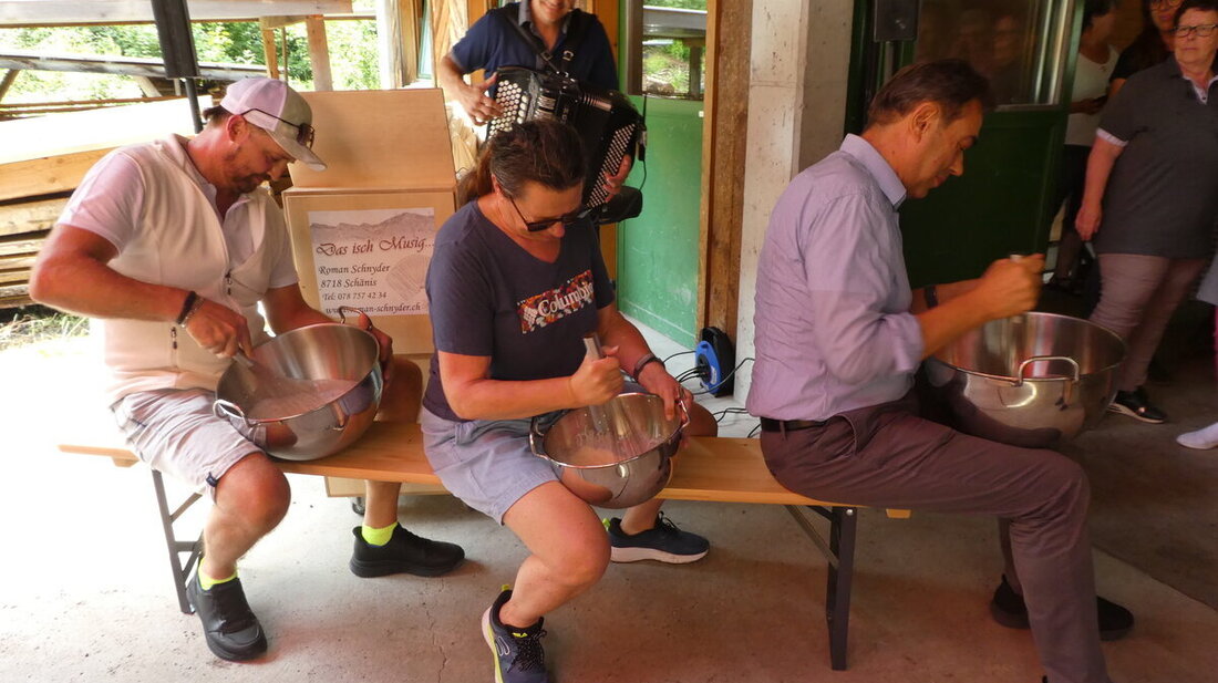 Wer gewinnt? Das obligate Nidelschwingen mit Pfarrer Majian Marku, Irena Dochnal und Krebs Manfred (von rechts).