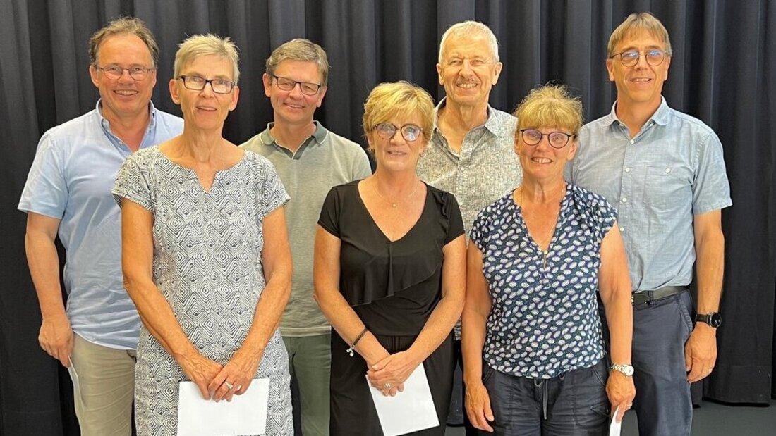 Wurden in den wohlverdienten Ruhestand verabschiedet: Die Lehrkräfte Markus Hobi, Kerstin Eicher, Christoph Wildhaber, Judith Bettinaglio, Markus Fischli, Christine Good und Josef Bonderer (von links). (Pressebild)
