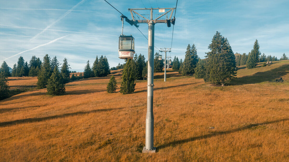 Wunderschöne Landschaft, aber eine auch optisch bereits etwas historisch anmutende Gondelbahn: Die Bergbahnen Flumserberg möchten den «Prodalp-Express» vom Tannenheim auf die Prodalp durch eine neue, topmoderne Anlage ersetzen. (Pressebild)