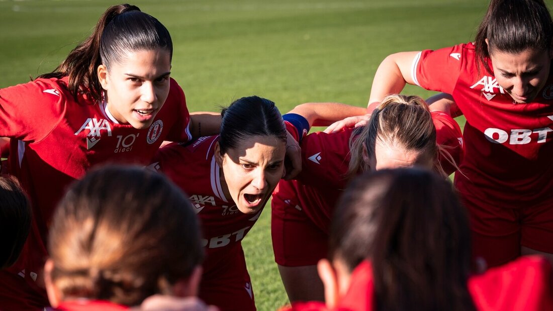Motiviert für die erste Cuprunde: Die Frauen des FC Rapperswil-Jona. Bild: Keystone 206584_206585.jpg