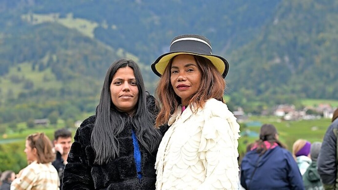 Aufgefallen: Zwei Ladys, die sich zu kleiden wissen. (Bild Claudio Godenzi)