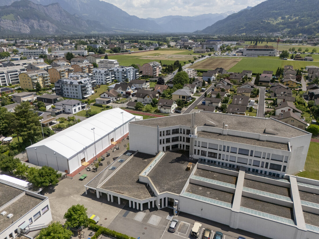 Bekommt einen neuen Boden: Die provisorische «Zelt-Turnhalle» beim Melser Oberstufenzentrum. (Bild: Gianluca Volpe)
