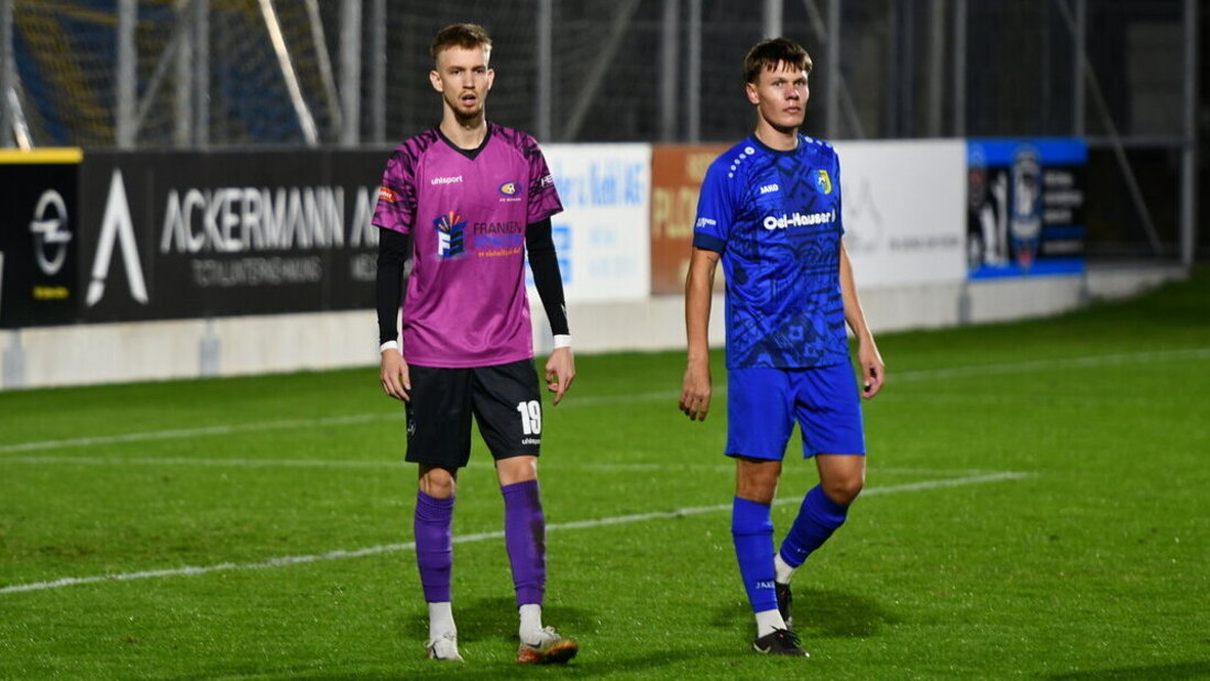 Der düstere Blick wäre nicht notwendig: Robin Lymann (rechts) und der FC Mels holen die ersten Saisonpunkte. (Bild Severin Meli)