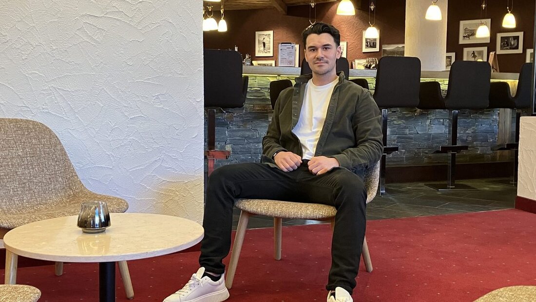 Hotellobby statt Eisfeld: Loïc Ruprecht nimmt sich Zeit für ein Interview. (Bild: Annick Vogt)