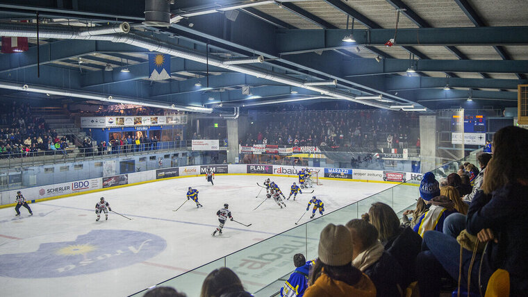 Eishockey Derby EHC Arosa EHC Chur Eishalle Spieler Eishockeyspieler