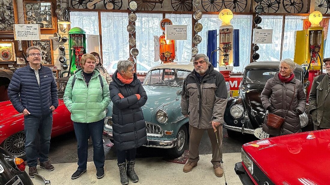 Felix Hartmann (Vierter von links) führt die Sarganser Museumsleute durch seine beeindruckende Sammlung: Seit 2023 ist auch das 154-jährige «Velocipéd» aus Flums (oben, viertes Objekt von links) hier ausgestellt. (Pressebild) 94015_94126.jpg