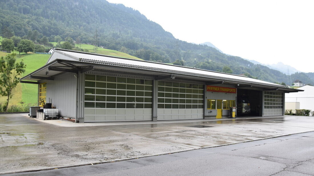 Objekt der gemeinderätlichen Begierde: Die Werkhalle im Schluchen in Mols gehört zum Kaufpaket dazu. (Bild: Ruedi Gubser)