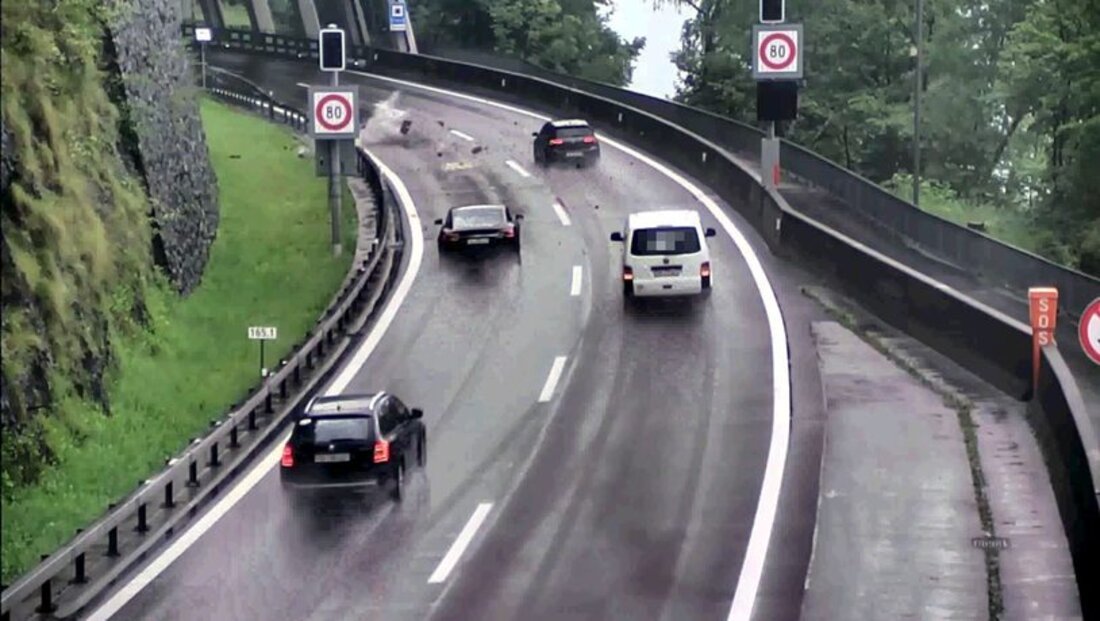 Eindrücklich: Der Moment, in dem der Steinbrocken auf die Autobahn trifft. (Bild: Kantonspolizei Glarus)