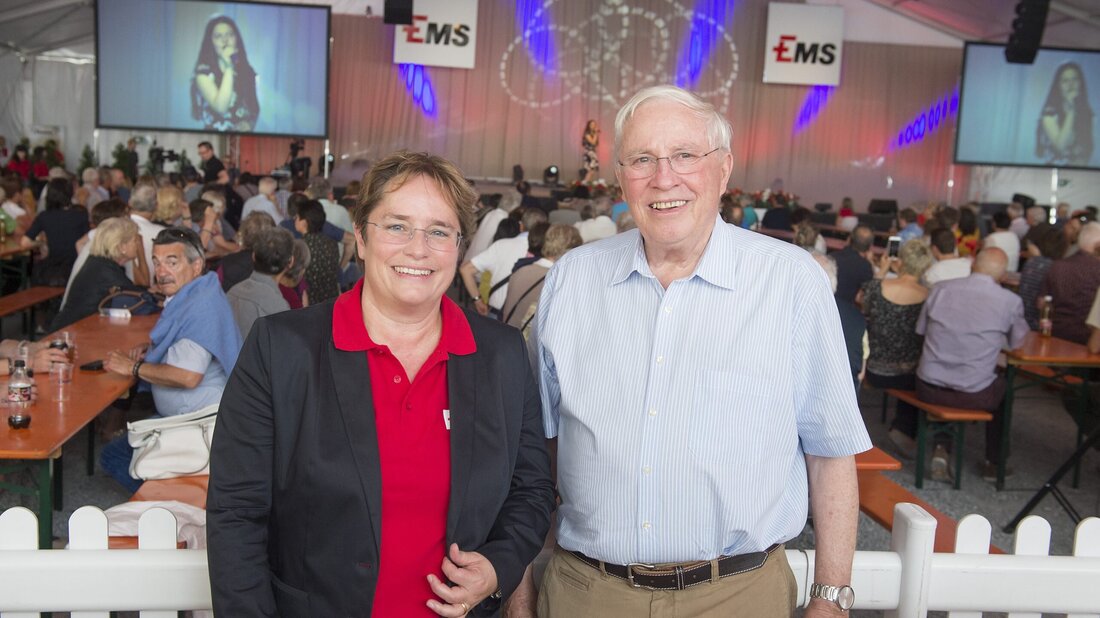 Eng verbunden: Magdalena Martullo-Blocher und Christoph Blocher zeigen sich regelmässig gemeinsam an der Generalversammlung der Ems-Chemie, wie hier im Sommer 2019. (Bild: Olivia Aebli-Item)