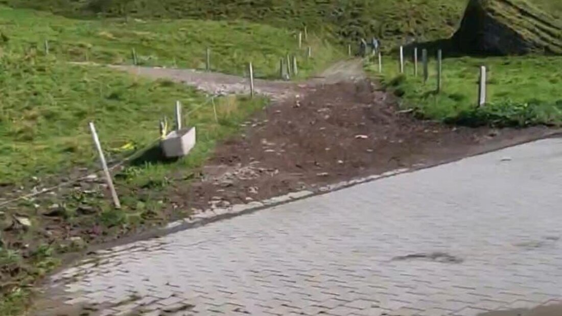 Das ist alles, was vom Brunnen auf Alp Mädems im Moment noch übrig geblieben ist: ein qualitativ eher dürftiges Bild aus jenen Tagen, als die steinerne Tränke noch an Ort und Stelle gewesen war. (Pressebild)
