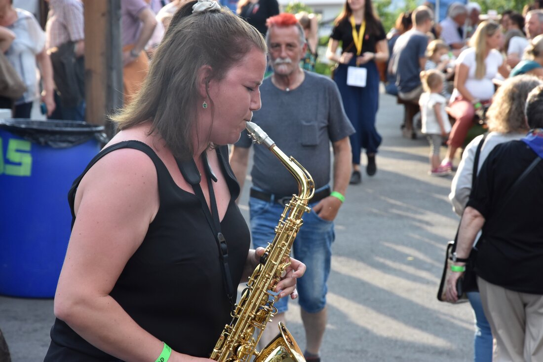 Eine Virtuosin auf dem Saxofon: Stefanie Niedrist von der Bung Binh Brass Band. (Bilder Patricia Hobi, Michael Kohler, Pressedienst)