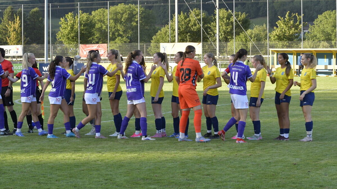 Besuch aus der höchsten Liga: Die Frauen des FC Mels (in Gelb) begrüssen das Womens-Super-League-Team aus Rapperswil-Jona. (Bild: Reto Voneschen)