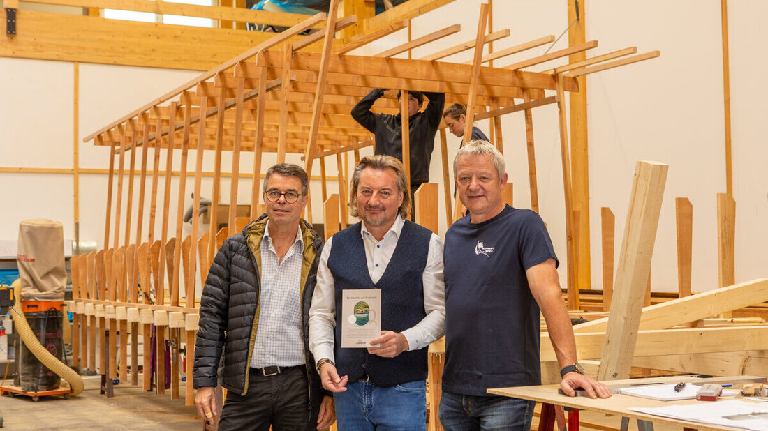 Spannen zusammen: Erich Büsser, Koordinator der Sarganserländer Sujets am Olma-Umzug, Joel Schmid, Präsident der Stiftung «Quinten lebt», und der Geschäftsführer der Bootswerft Wolf, Andreas Wolf (von links). (Bilder Gianluca Volpe)