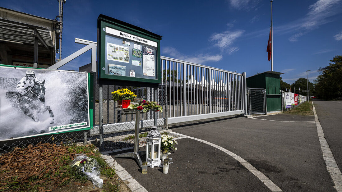Grosse Trauer: Im Aarauer Schachenquartier werden Blumen abgelegt. (Bild: Keystone)