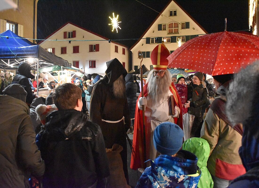 Bei gutem Wetter könnte es ja jeder: Trotz Regenwetter gestaltet sich der Klausmarkt in Walenstadt stimmungsvoll.  92663_92666.jpg