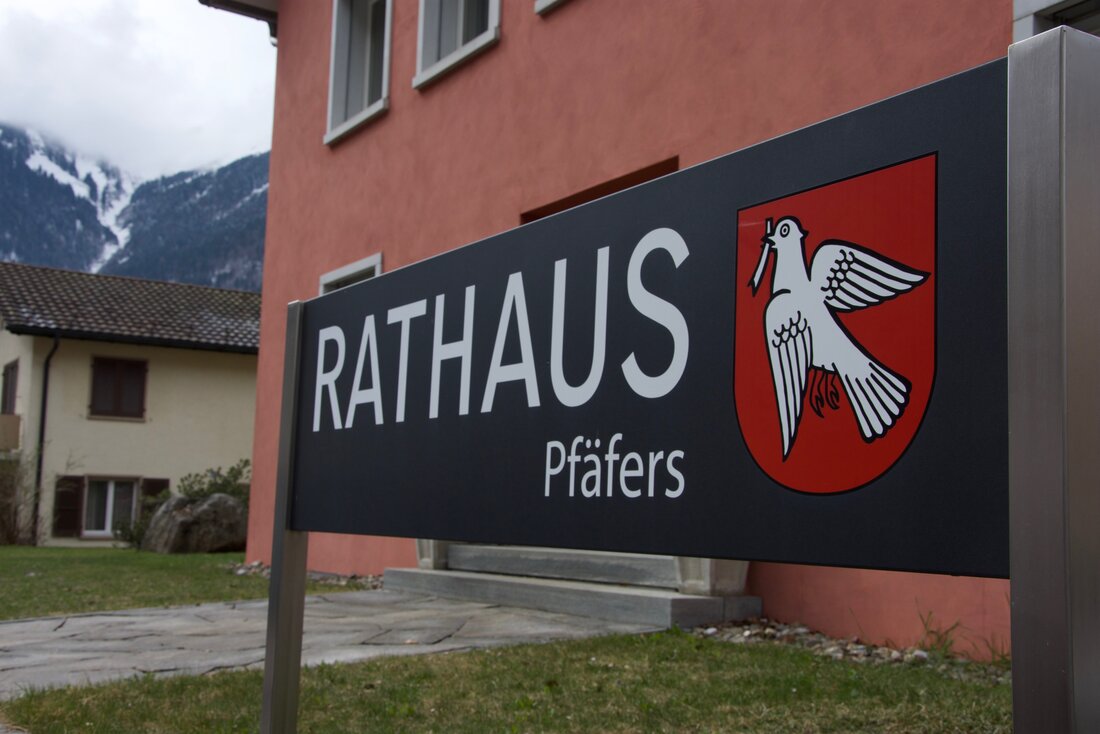 Spannt mit der Nachbargemeinde zusammen: Das Grundbuchamt der politischen Gemeinde Pfäfers wird vom örtlichen Rathaus nach Bad Ragaz verlegt. Bild Michael Kohler