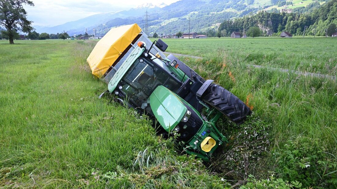 Neben der Strasse gelandet: In Berschis ist der notorische Traktor-Dieb aus der Region im einen Fall in ein Bachbett gefahren. (Bild Kapo St. Gallen)
