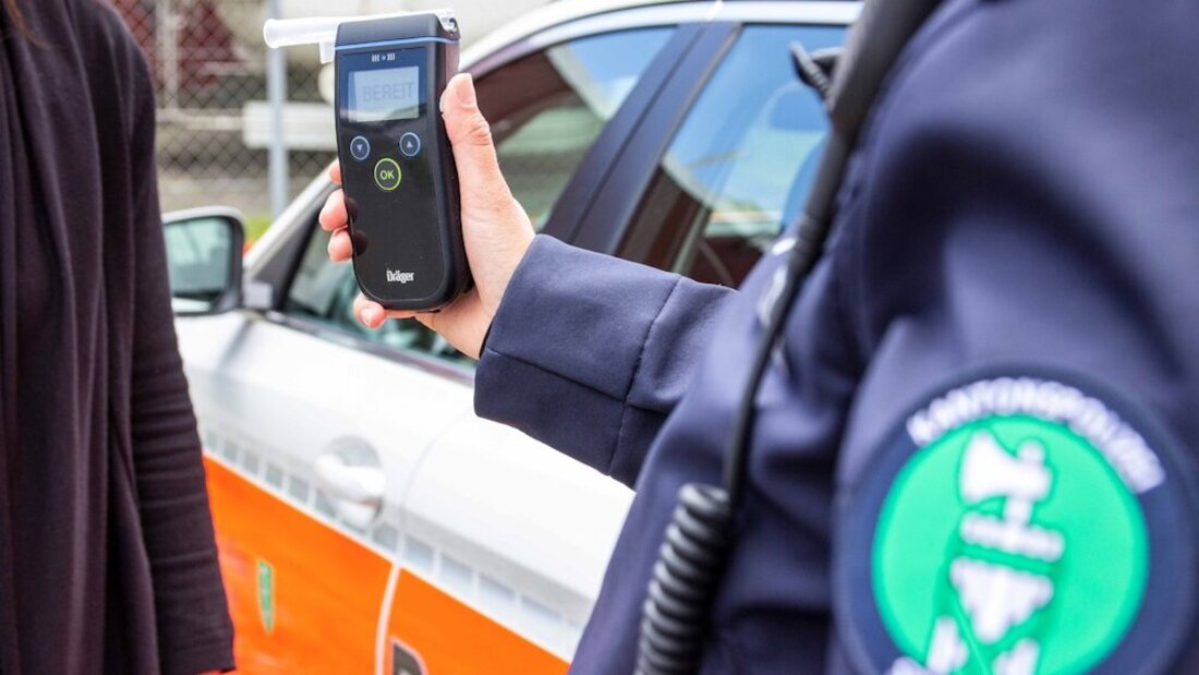 Zu viel: Eine Alkoholmessung beim Unfallfahrer hat einen Wert von 0.60mg/L ergeben. (Symbolbild: Kantonspolizei St. Gallen)