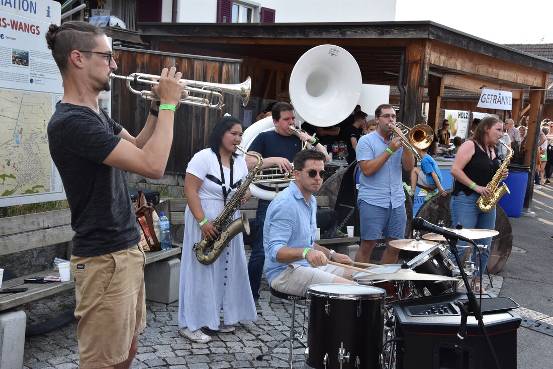Kurzweilig und erfrischend: Die Bung Binh Brass Band präsentiert ein abwechslungsreiches Programm. (Bilder Patricia Hobi, Michael Kohler, Pressedienst)