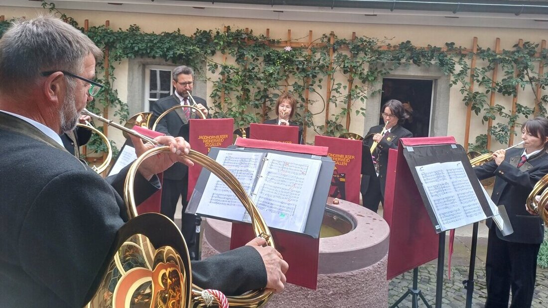 Ständchen nach dem Gottesdienst: Die Jagdhornbläsergruppe Weiherweid im Innenhof des Klosters. (Pressebild)
