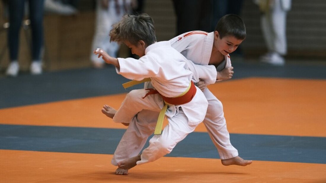 Einer der beiden Sieger: Manuel Rohrer (hinten) siegt bei den Jüngsten. Hier zeigt er einen O-Soto-Otoshi. (Pressebild)