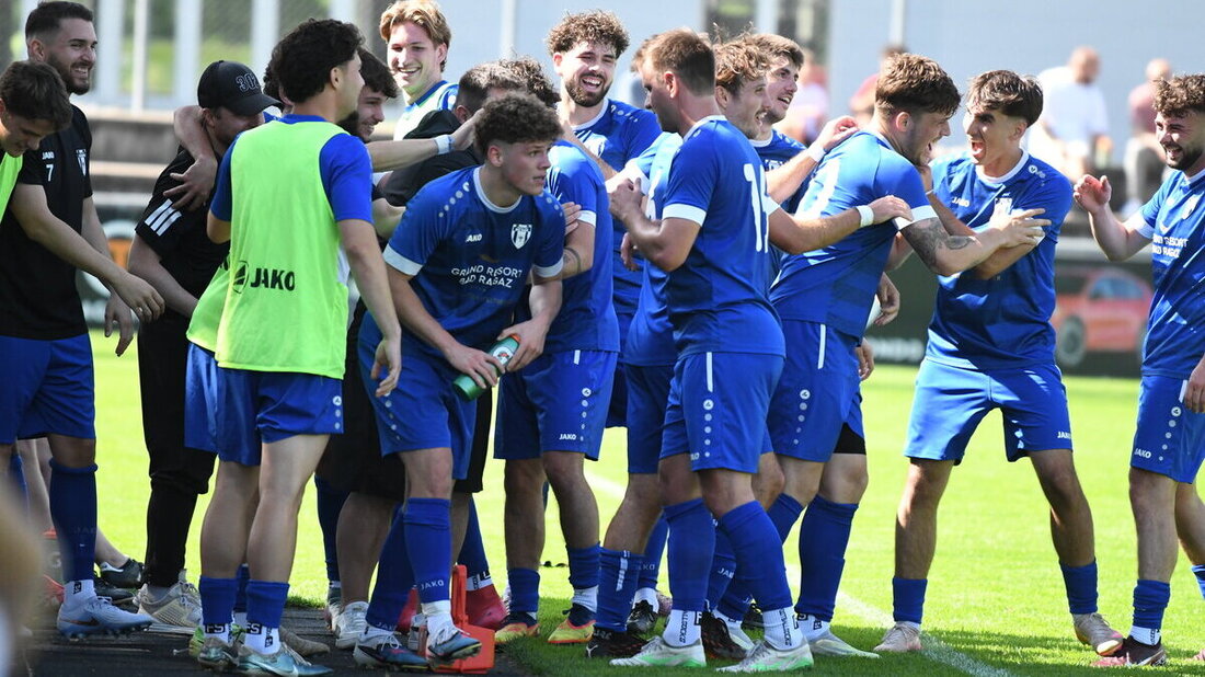 Jubel auf der Ri-Au: 4:1 gewinnt das Fanionteam des FC Bad Ragaz gegen Rüthi. (Bild: Martin Broder)