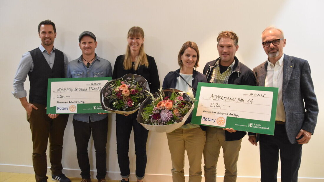 Markus Bonderer, Präsident des Beirates der Berufs- und Laufbahnberatung (links) und Jürg Lymann vom Rotary Club Bad Ragaz umrahmen die Preisgewinner des Sozialen Wirtschaftspreises Sarganserland Patrick Oberholzer und Seline Ryser (Psychiatrie St. Gallen) sowie Janine und Andreas Ackermann (Ackermann Bau AG, von links). (Bilder: Ruedi Gubser)