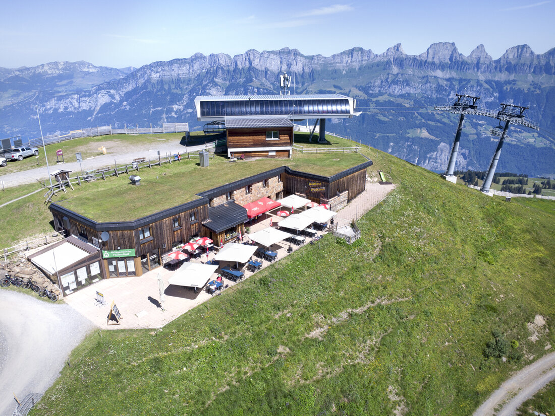 Mit einer offiziellen Schlüsselübergabe ist das Berggasthaus Prodkamm
in die Hände der Ortsgemeinde Flums-Dorf und der Bergbahnen Flumserberg AG übergegangen. Neue Gastgeber sind Katrin Iten und Dawid Janik. (Bilder Michael Kohler)