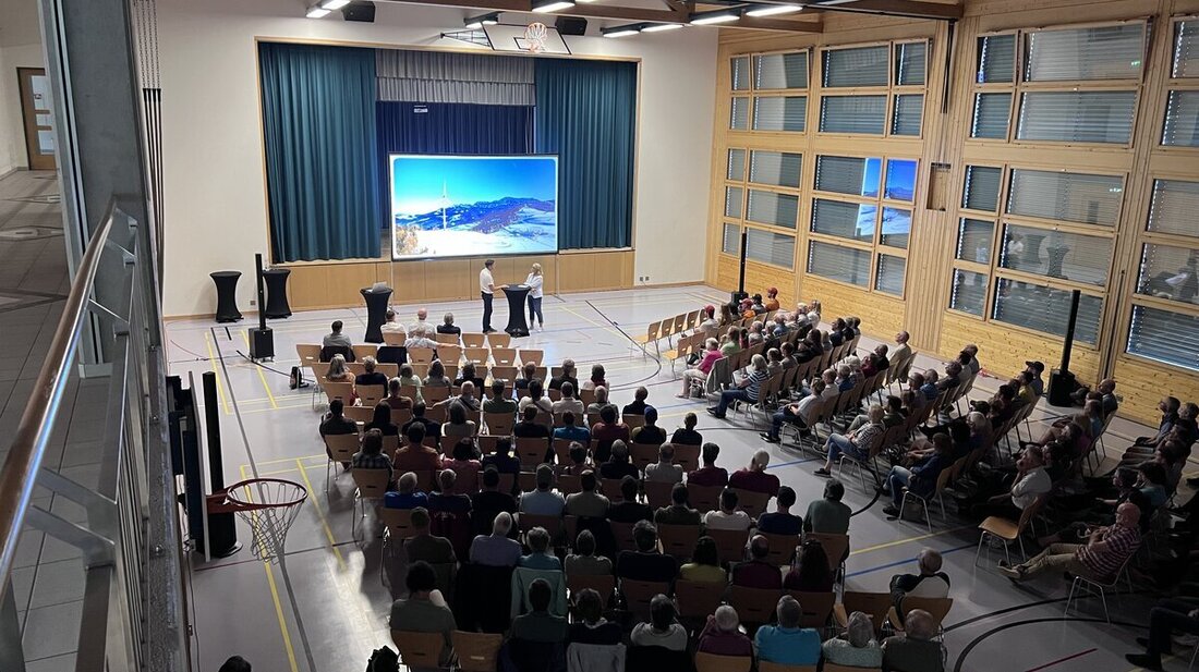 Nur wenige Plätze bleiben frei: Der Infoanlass zum Windpark stösst in Pfäfers auf grosses Interesse. (Bild: Hans Bärtsch)
