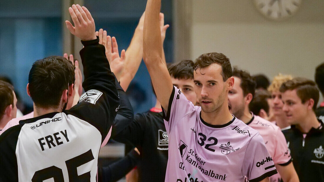 Dank an den Torhüter: Topskorer Andris Rajeckis (rechts) klatscht mit dem eingewechselten Goalie Kevin Frey ab. (Bild Dani Zimmermann)