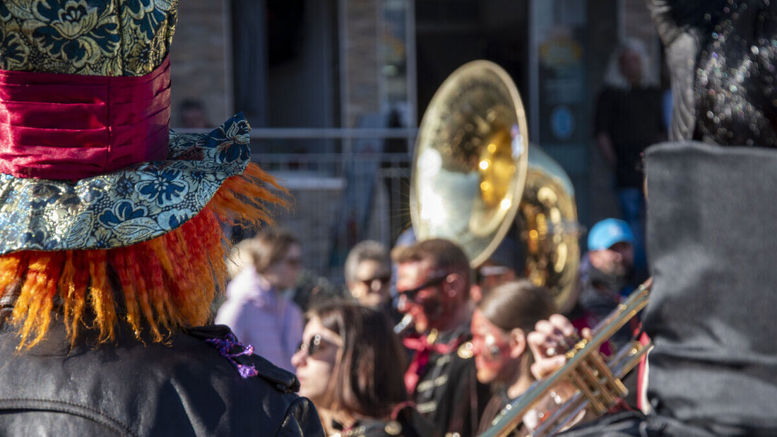 Heiter Sonnenschein am Fasnachtsumzug in Bad Ragaz: Mehr darüber gibt es am Donnerstag in der Printausgabe. (Bilder Susan Rupp)