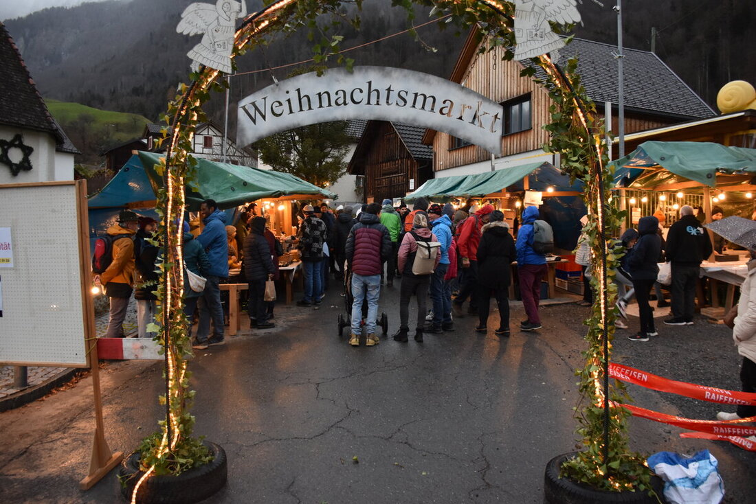 Trotz schlechter Wetterprognose: Der Tscherler Weihnachtsmarkt besticht – wie jedes Jahr – durch ein riesiges- und vielfältiges Angebot und optimale Vorbereitung bezüglich der Gastronomie. (Bilder Katrin Wetzig)